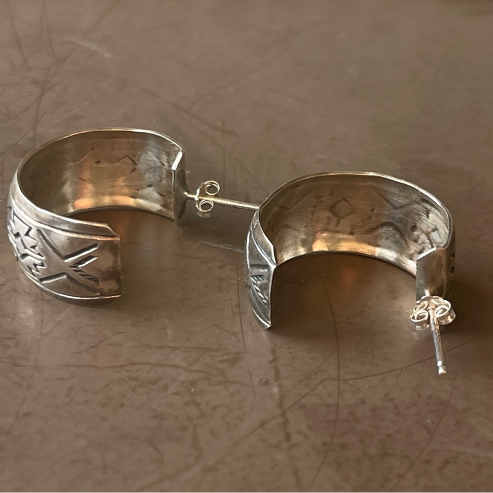 SOLD Vintage wide sterling silver carved handmade wide sterling SW hoops - Picture 4 of 4